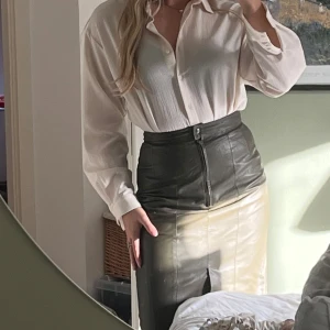 Vintage skinnkjol - Mossgrön skinn kjol köpt i en vintage butik i Barcelona för 2år sedan i superfint skick, slits framtill eller bak beroende på vilket håll man har kjolen funkar åt båda🥰