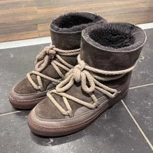 Inuikiis - Säljer mina fina inuikii skor i färgen taupe! Använt skick och några få defekter men som verkligen inte påverkar användningen! 💕💕 supertrendiga, varma och sköna - perfekt till höst/vinter ☃️ ordinarie pris är 2999kr. Skriv för fler bilder 🥰