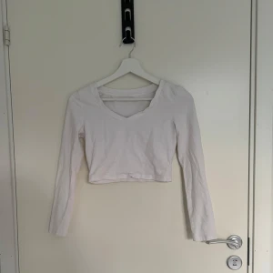 Vit topp - Jätteskönt material och inte genomskinlig! Tajt och kort! 