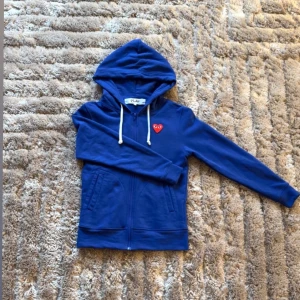 CDG Zip Hoodie  - 💫Marinblå CDG/Comme des Garçons Zip Hoodie! 💫Skick 10/10, knappt använd, felfri utan defekter! 💫 Ställ jätte gärna frågor!     🔱Priset kan diskuteras vid snabb affär!