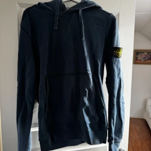 Blå hoodie från Stone Island  - Nästan aldrig använd stone island hoodie. Storlek m 