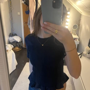 Spets topp🤩🤩 - Jätte fin topp från Gina. Köpte i somras men knappt använd! Super fint skick. Skriv vid funderingar💖