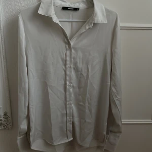 Silkes Skjorta  - Luftg silkes blus/shorta, mycket bra skick, lite stor i storleken, skön, elegant