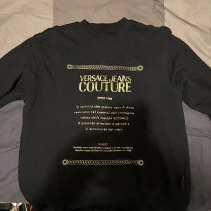 Versace Jeans - Hej, säljer min versace tröja som köptes ny på room 1006 i malmö. Oversize i storlek
