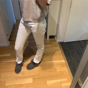 Vita Gant lågmidjade jeansbyxor - Säljer ett par vita jeansbyxor från Gant i toppen skick. De är slim fit och lågmidjade, vilket ger en snygg och modern look. Perfekta för både vardag och fest! Passar bra till en stickad tröja eller en snygg blus. 