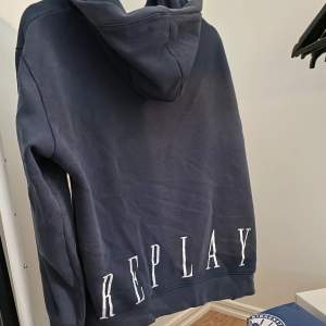 Replay zip hoodie. Snygg och stilren. Små tecken på användning. Storlek M. Kan gå ner i pris vid snabb affär.