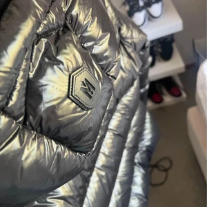 Mackage jacka - Väldigt fint skick på jackan. Använd i någon månad. Påminner väldigt mycket av en monclear. 