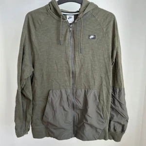 Nike hoddie  - Anvönd fåtal gånger, har prassel tyg som fickor 