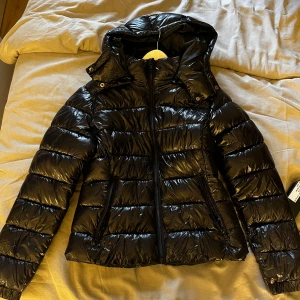 Lager 157 ”Nikki” jackan!  - Aldrig använd!  Storlek S  Köpte till min syster som present då hon önska sig den tyvärr hade hon redan en.. och har ej kvar kvittot! 