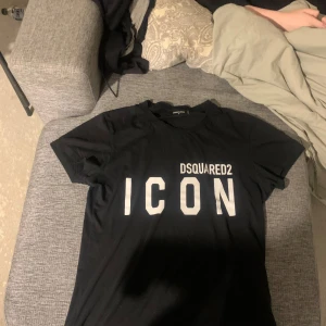 Desquared 2 t shirt  - Den är köpt för nästan 2 år sedan inget fel med den alls ser ut som ny.