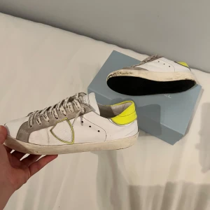 Philippe Model - Hej! Jag ska sälja mina Pilippe Model skor i storleke 36. Skorna är i bra skick och relativt nya. Skorna köptes för 2099 och säljs för 1099kr.