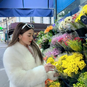 Översize faux-fur coat White - Two side pockets  Inner lining  V-neck  Använda bara 2-3 gånger 