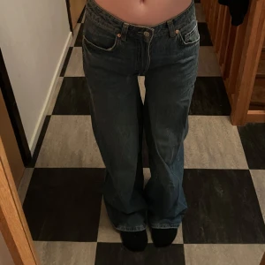 DIY jeans  - Jeans köpta på H&M för några år sedan, omsydda till midwaist själv, målade bakfickor i silvrig kors design. Långa i storleken och vida ben. Skriv för storlek då dom är omsydda och inte har en exakt storlek!🫶
