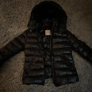 Mocler jacka  - Säljer min moncler jacka då den har blivit för liten💕 De är en barn jacka i storlek 14 år. Ganska använd men fortfarande bra skick. Inga fläckar eller hål.