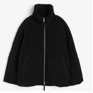 Svart Teddy jacka - Teddy jacka från H&M, inte samma modell som på första bilden men liknande 💞 Står ingen storlek i men skulle säga att den är en S ungefär!