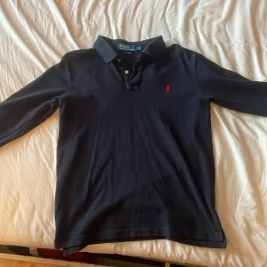 Polo Ralph lauren tröja - Säljer en fin Ralph lauren tröja    som man kan använda men t shirt under eller utan. Passar perfekt för dom som är 170-175. Skriv för minsta lilla fundering 