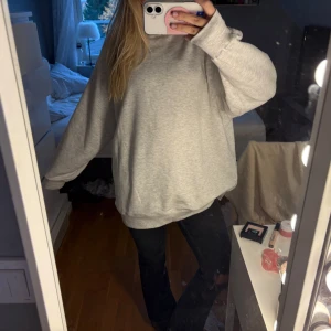 Grå sweatshirt - Supermysig💓💓använd 1 gång Sorlek xs men oversize så en stor S skulle jag säga