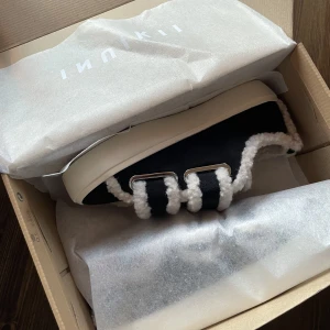 Slutsålda inuikii sneakers  - Säljer dessa oanvända populära inuikii sneakers som är helt slutsålda på hemsidan! Säljer i originalkartong  💞säljer då dom tyvärr inte passade mig. Jag pendlar mellan 37 och 38 i storlek och dessa var lite för stora för mig. Köp via ”köp nu”❣️