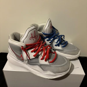 Kyrie infinity - Bra skick, Custom gjorda på Nike, Stl 40, skicka för fler bilder