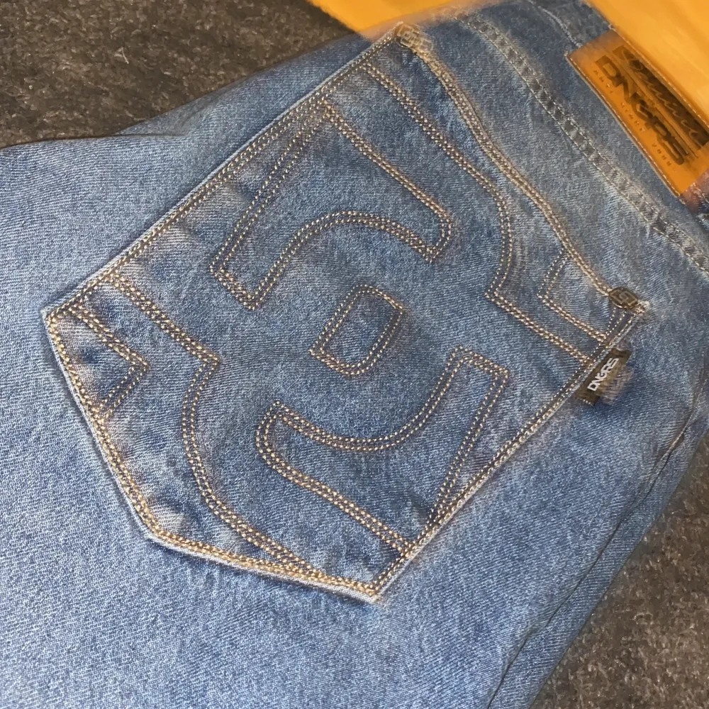 Säljer ett par feta jeans från dngrs, säljs pga att jag inte använder så mycket. Hör av er vid intresse. Pris kan diskuteras! . Jeans & Byxor.