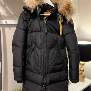 Parajumper - Säljer min tjejs parajumper är väldigt fin och välskött, storlek S.