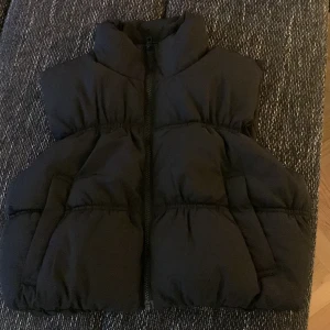 Svart väst - Säljer en svart väst som jag köpte för flera år sen från hm. Har bara haft på mig den några gånger.