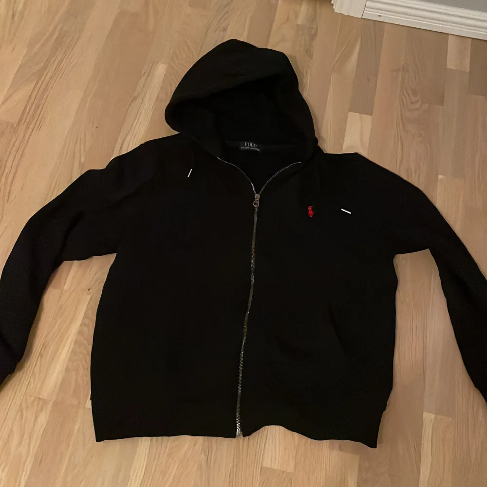 Ralph lauren hoddie väldigt fint skick. Använd väldigt lite! . Hoodies.