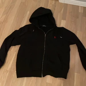 Ralph lauren hoodie - Ralph lauren hoddie väldigt fint skick. Använd väldigt lite! 