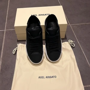 Axel Arigato clean 90 black leather - Svart skinnsko från Axel Arigato Clean 90. Unisex i storlek 36. Mycket gott skick! Knappt använda.  Komplett med skopåse och kartong.