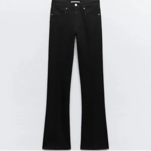 Zara bootcut jeans - Använda 1 gång då dem är för stora. Nypris 400kr från Zara