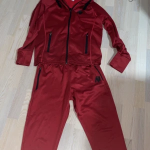 Gorilla Wear ställ - Just nu rensar jag garderoben på gamla kläder och kläder som inte passar eller används.  Storlek L på både byxor o tröjan. Bra skick.