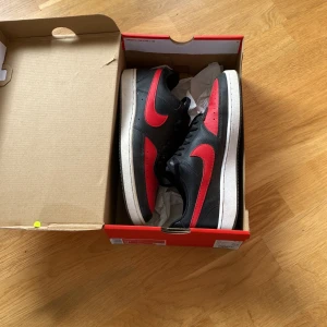 Nike Lows - Säljer pga att de inte andvänds. Minimalt andvänt (ca 2-3 gånger) prisvärt, nypris: 850. Storlek passar emellan 42 till 43