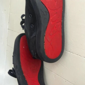 Loubs  - Säljer ett par snygga loubs i bra skick  som jag köpte av en kille på Plick så har ej kvitto.