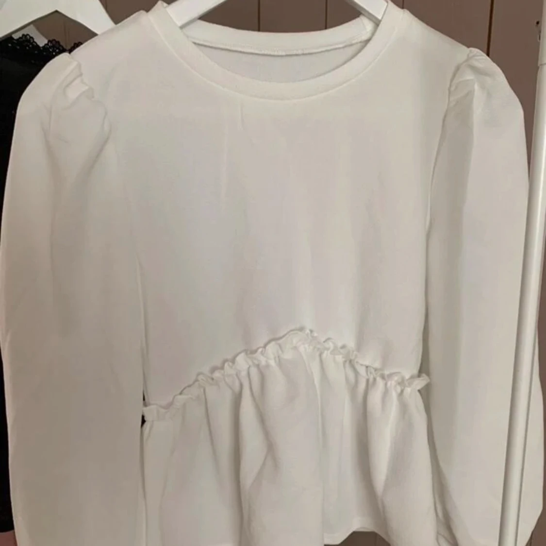 Vit blus med Krås  - 91