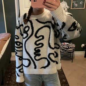 stickad tröja - super fin stickad tröja med mönster!! passar perfekt till hösten🍁🍁