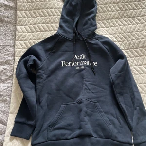 Peak performance hoodie  - Säljer ett peak performance hoodie storlek S Använd ett fåtal gånger 