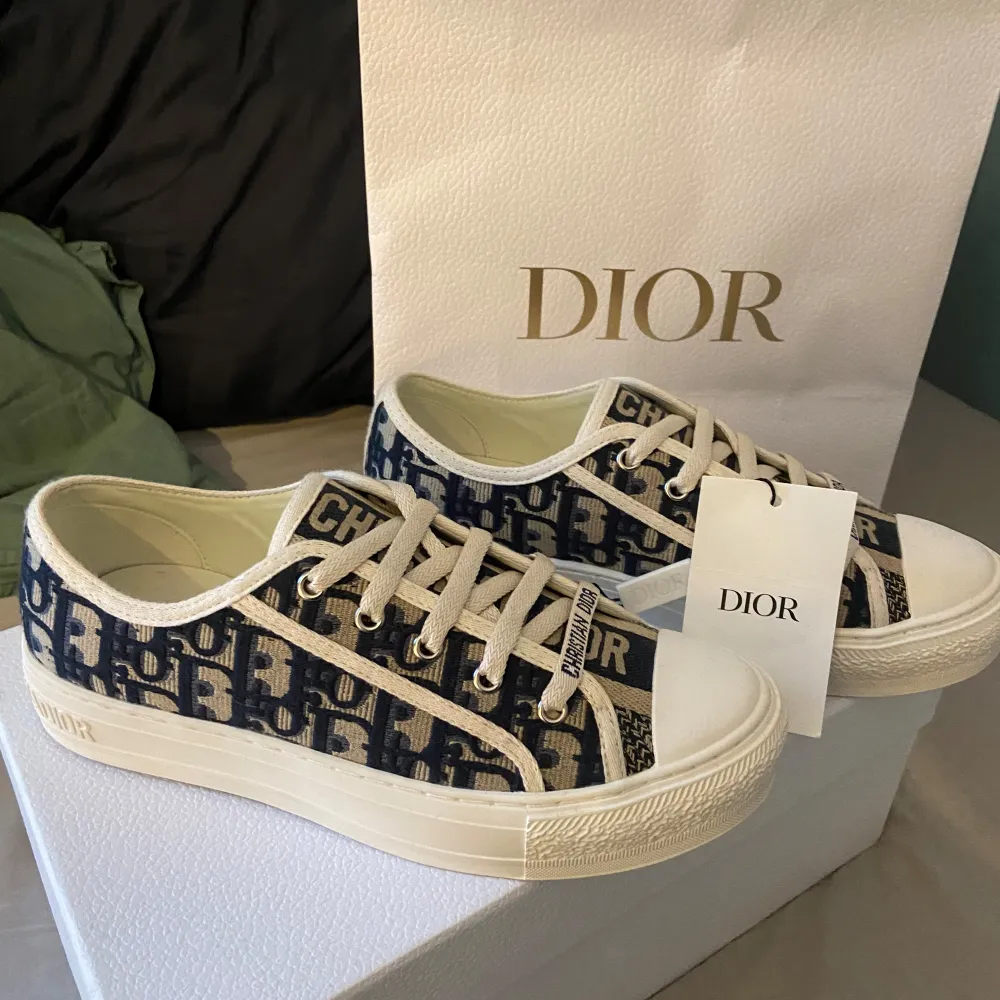 Säljer dessa super fina dior sneakers💗Dom är i toppen skick och kommer med boxen en påse, dustbag andra skosnören och ✨Kvitto✨skriv om ni undrar något mer❤️. Skor.