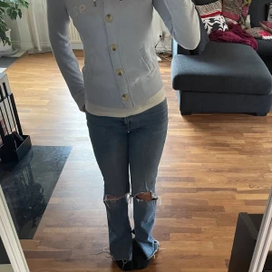 Zara jeans - Säljer nu dessa jeans från zara då de inte kommer till användning längre. De har slits och är högmidjade men om man har en lite längre tröja så märker man inte det och det ser så snyggt ut!💕Stl 36
