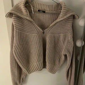 stickad tröja - säljs då den ej kommer till andvänding! Super bra skick! från gina i storlek S 🫶🏻 beige/ljusrosa aktig 