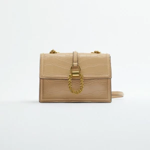 Beige väska med gulddetaljer  - Bra skick, knappt använd 