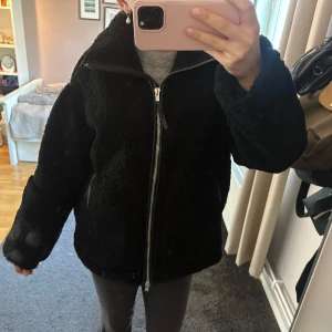 Hm jacka - Säljer den populära hm jackan i storlek S. Använd 1 gång, säljes då den inte kommer till användning 💕