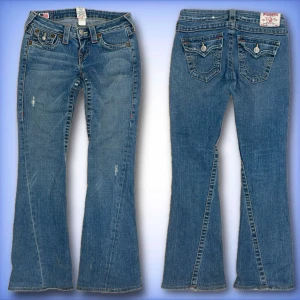 True religion jeans - Ett par fina bootcut, lågmidjade true religion jeans!💙 Hör av dig ifall du har frågor! (Smått slitna vid innerlåret, se bild 3)