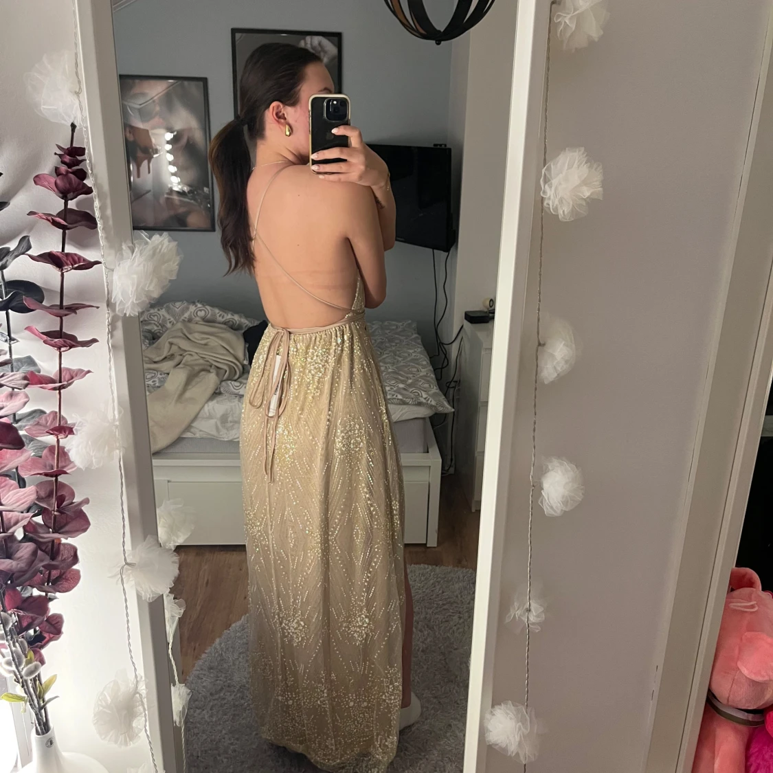 Glittrig guldklänning med slits - 1