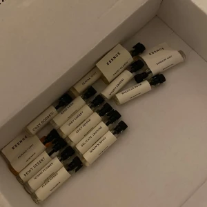 Essnce parfymer - Säljer ett set med parfymprover från essnce. Innehåller olika dofter som bland annat  'Cozy Goddess', 'Dewy Desert', 'Very Cherry', 'Delicate Jasmine', 'Warm & Spicy' flur chere’ Femina fiori och massa mer . Perfekt för att testa olika dofter och hitta din favorit. Dessa 15st kostade 675kr + frakt men säljer för endast 120kr!💕 