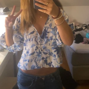 Blåvit blommig blus - Söt topp från hm, kommer dock aldrig till användning så säljer nu för 190💞