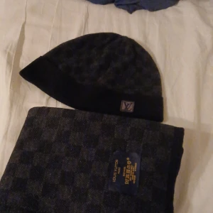 lv mössa och halsduk - Snyggt lv set. Priset kan diskuteras lite. Vill du köpa separat är det 1200kr. Högsta kvalte. Du får även med boxen 