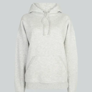 Grå Bikbok hoodie - Säljer en stilren grå hoodie med känguruficka och justerbar huva. Perfekt för en avslappnad look. Den har långa ärmar och en mjuk insida för extra komfort. Nypris 399💕