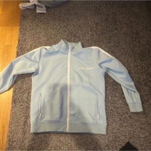 Tracksiut - Använder inte längre men märks att den är lite använd, super skön men har bytat stil, passr L skulle jag säga. Hela för 699kr