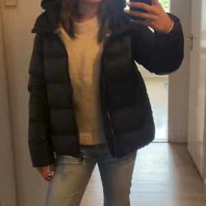 Colmar jacka - Svart colmar jacka, använt den två gånger och den håller värmen välsigt bra, har kvar lappen men den sitter inte kvar på jackan.         Kan byta mot en fjällräven eller ralph lauren jacka💕