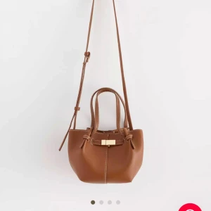 Lindex väska - Säljer denna snygga populära slutsålda mini väskan från Lindex. Oanvänd med lappar kvar på